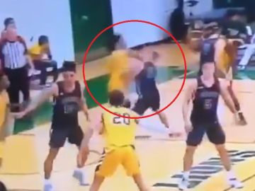 Imagen del momento de la agresión de Isaiah Hill a Nick Smith