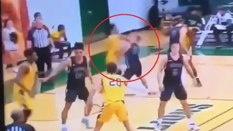 Imagen del momento de la agresión de Isaiah Hill a Nick Smith Imagen del momento de la agresión de Isaiah Hill a Nick Smith