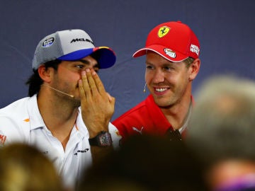 Carlos Sainz charla con Vettel ante la prensa