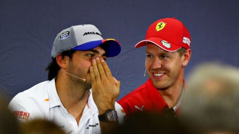 Carlos Sainz charla con Vettel ante la prensa
