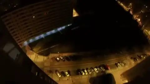 Un paracaidista salta desde un edificio de 15 metros en Burgos Un paracaidista salta desde un edificio de 15 metros en Burgos