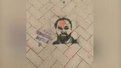 Pintadas amenazantes contra Abascal de un colectivo feminista Pintadas amenazantes contra Abascal de un colectivo feminista