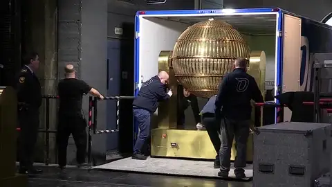 Los bombos de la Lotería de Navidad ya están en el Teatro Real Los bombos de la Lotería de Navidad ya están en el Teatro Real
