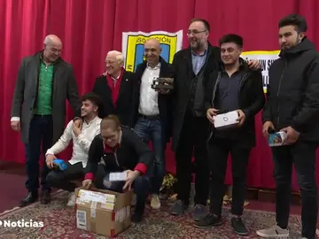 El padre Ángel entrega móviles a personas desfavorecidas para que estén conectados con sus familias y encuentren trabajo El padre Ángel entrega móviles a personas desfavorecidas para que estén conectados con sus familias y encuentren trabajo