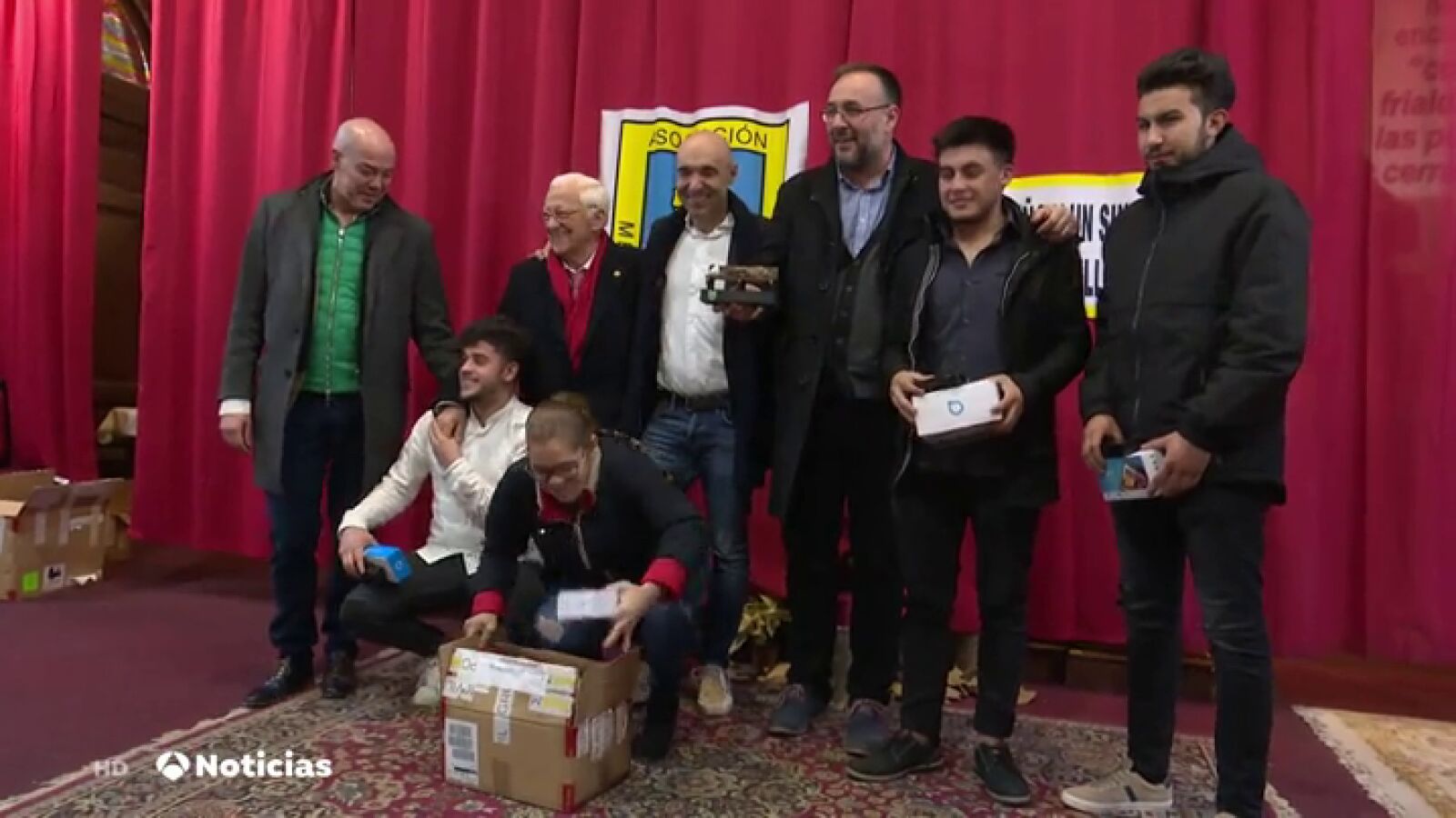 El padre Ángel entrega móviles a personas desfavorecidas para que estén conectados con sus familias y encuentren trabajo