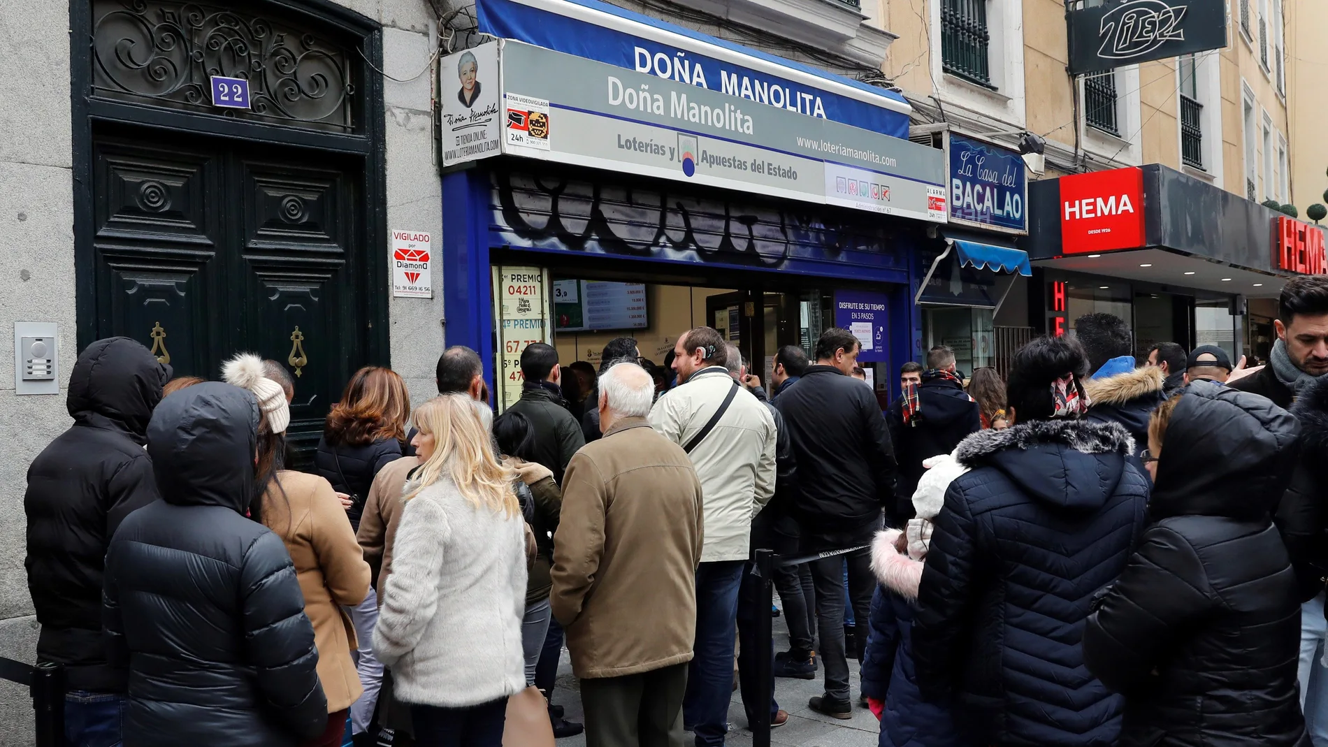 A pesar de la pantalla inteligente, las colas no desaparecen de Doña Manolita A pesar de la pantalla inteligente, las colas no desaparecen de Doña Manolita
