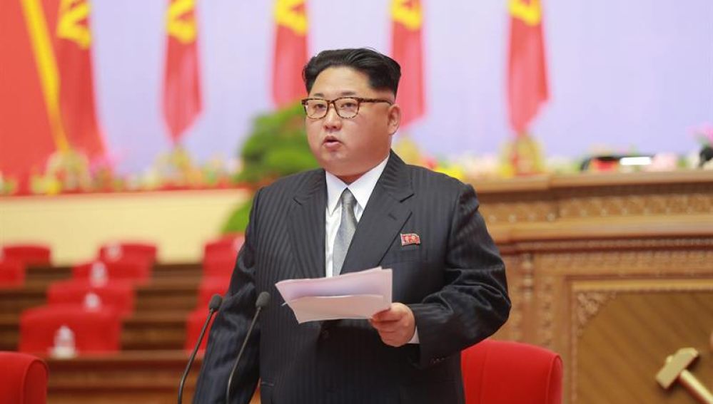 Imagen facilitada por la agencia de noticias KCNA que muestra al líder norcoreano Kim Jong-un