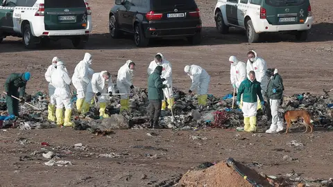 Alrededor de 30 guardias buscan con perros el cuerpo de Marta en el vertedero Alrededor de 30 guardias buscan con perros el cuerpo de Marta en el vertedero