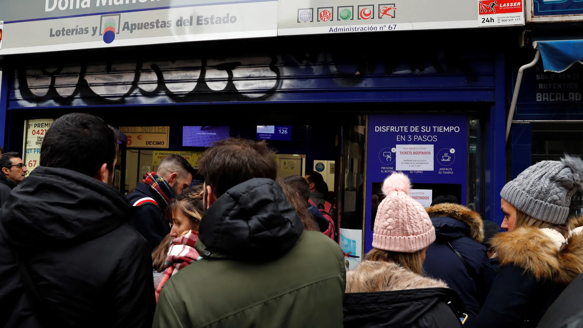 Decenas de personas hacen cola en Doña Manolita para comprar la tradicional Lotería de Navidad Decenas de personas hacen cola en Doña Manolita para comprar la tradicional Lotería de Navidad
