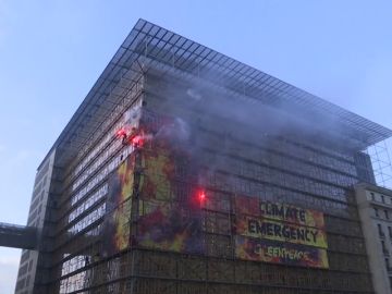 Greenpeace burla la seguridad de la cumbre de jefes de estado en Bruselas con bengalas y una pancarta
