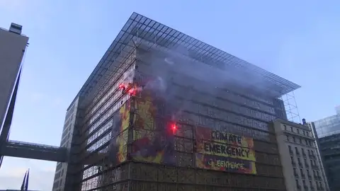 Greenpeace burla la seguridad de la cumbre de jefes de estado en Bruselas con bengalas y una pancarta Greenpeace burla la seguridad de la cumbre de jefes de estado en Bruselas con bengalas y una pancarta