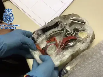 La Policía Nacional recupera 80 relojes de lujo y numerosas joyas robadas que iban a ser enviadas al extranjero a través de mensajería La Policía Nacional recupera 80 relojes de lujo y numerosas joyas robadas que iban a ser enviadas al extranjero a través de mensajería