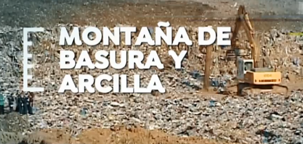 Montaña de basura y arcilla en el vertedero Montaña de basura y arcilla en el vertedero