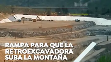 Rampa para que la retroexcavadora suba la montaña Rampa para que la retroexcavadora suba la montaña
