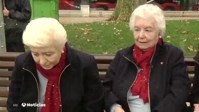 Una estatua solidaria de Bilbao consigue que una abuela ya no se sienta sola