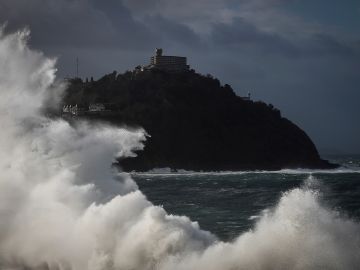 Una gran ola rompe en el Paseo Nuevo de San Sebastián