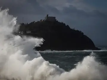 Una gran ola rompe en el Paseo Nuevo de San Sebastián Una gran ola rompe en el Paseo Nuevo de San Sebastián