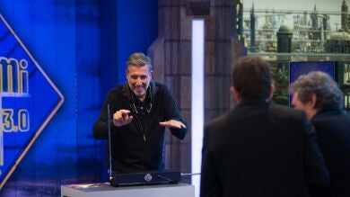 Miguel Ríos y Emilio Aragón protagonizan un duelo de infarto con un instrumento único en ‘El Hormiguero 3.0’