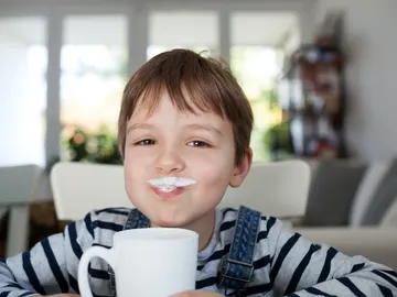 Niño tomando leche Niño tomando leche