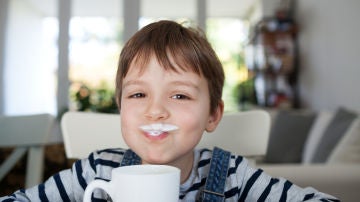Niño tomando leche
