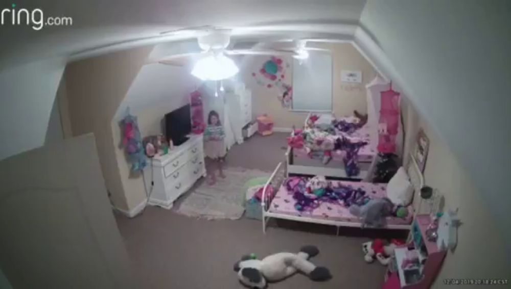  Un "hacker" piratea una cámara en la habitación de una niña de 8 años y habla con ella: "Soy tu mejor amigo, soy Santa Claus"