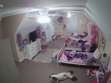 Un "hacker" piratea una cámara en la habitación de una niña de 8 años y habla con ella: "Soy tu mejor amigo, soy Santa Claus"
