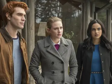 KJ Apa, Lili Reinhart y Camila Mendes en 'Riverdale' KJ Apa, Lili Reinhart y Camila Mendes en 'Riverdale'