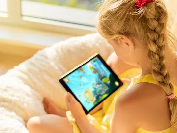 Niña con tablet Niña con tablet