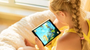 Niña con tablet Niña con tablet
