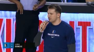 Luka Doncic durante su discurso antes del partido de los Dallas Mavericks