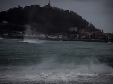 El viento levanta el agua en la bahía de La Concha El viento levanta el agua en la bahía de La Concha