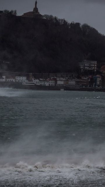 El viento levanta el agua en la bahía de La Concha