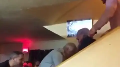 Una abuela en silla de ruedas baja por las escaleras en la cena de Nochebuena, el vídeo viral de esta Navidad Una abuela en silla de ruedas baja por las escaleras en la cena de Nochebuena, el vídeo viral de esta Navidad