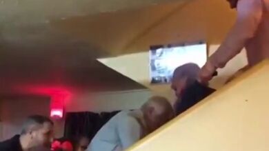 Una abuela en silla de ruedas baja por las escaleras en la cena de Nochebuena, el vídeo viral de esta Navidad