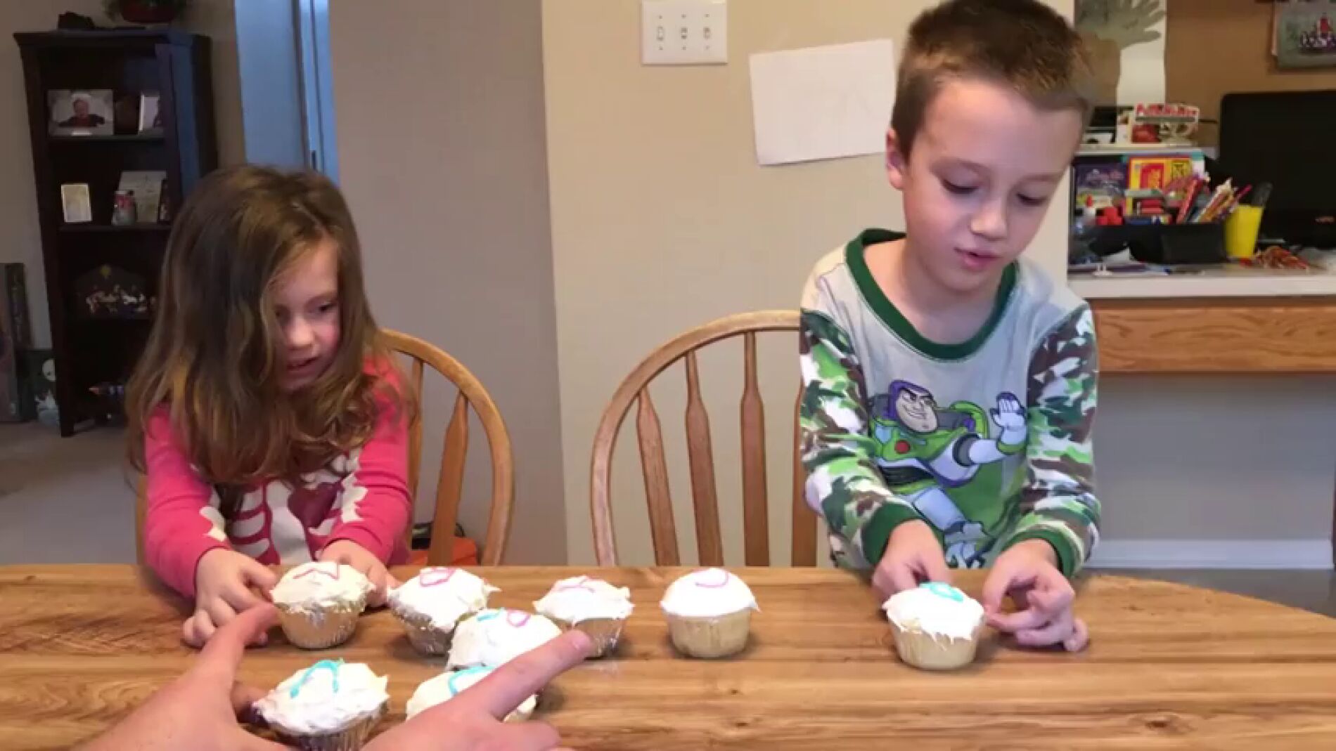 La tierna e inesperada reacci&oacute;n de un ni&ntilde;o al descubrir el sexo de su futura hermanita