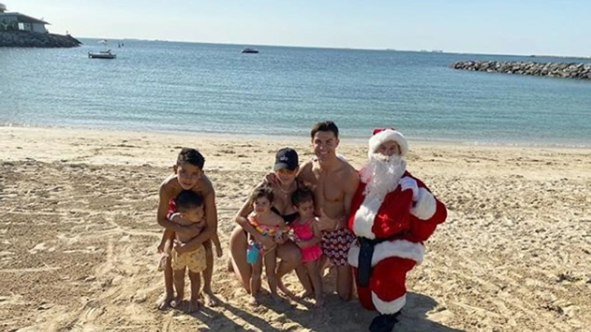 Cristiano Ronaldo junto a 'Leo Messi' en la playa Cristiano Ronaldo junto a 'Leo Messi' en la playa