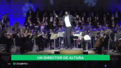 Tacko Fall coge la batuta de la Boston Pops Orchestra Tacko Fall coge la batuta de la Boston Pops Orchestra