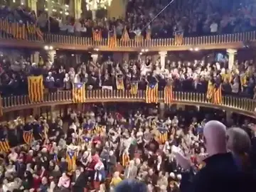Gritos a favor de los presos y de 'Tsunami Democràtic' en el concierto de San Esteban del Palau de la Música Catalana Gritos a favor de los presos y de 'Tsunami Democràtic' en el concierto de San Esteban del Palau de la Música Catalana