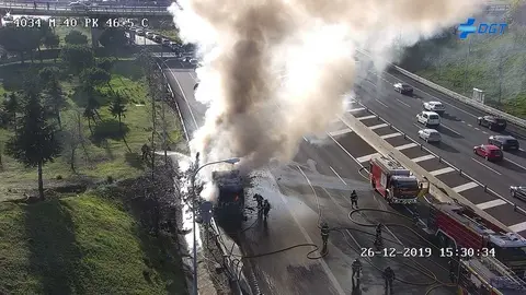 Un camión arde en la M-40 Un camión arde en la M-40
