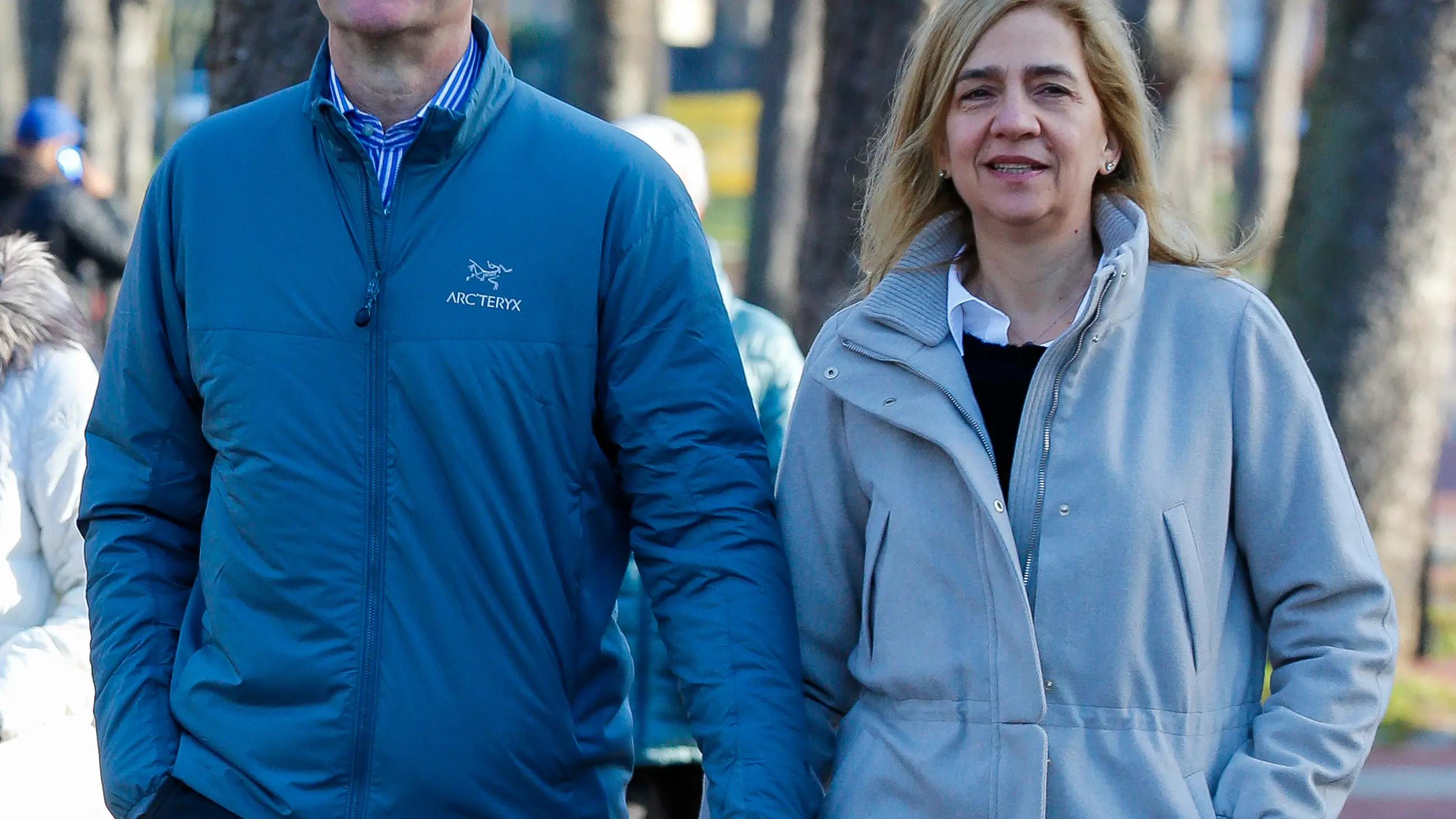 Las imágenes de la infanta Cristina e Iñaki Urdangarin que hacía tiempo no veíamos Acudiendo juntos a Misa por Navidad