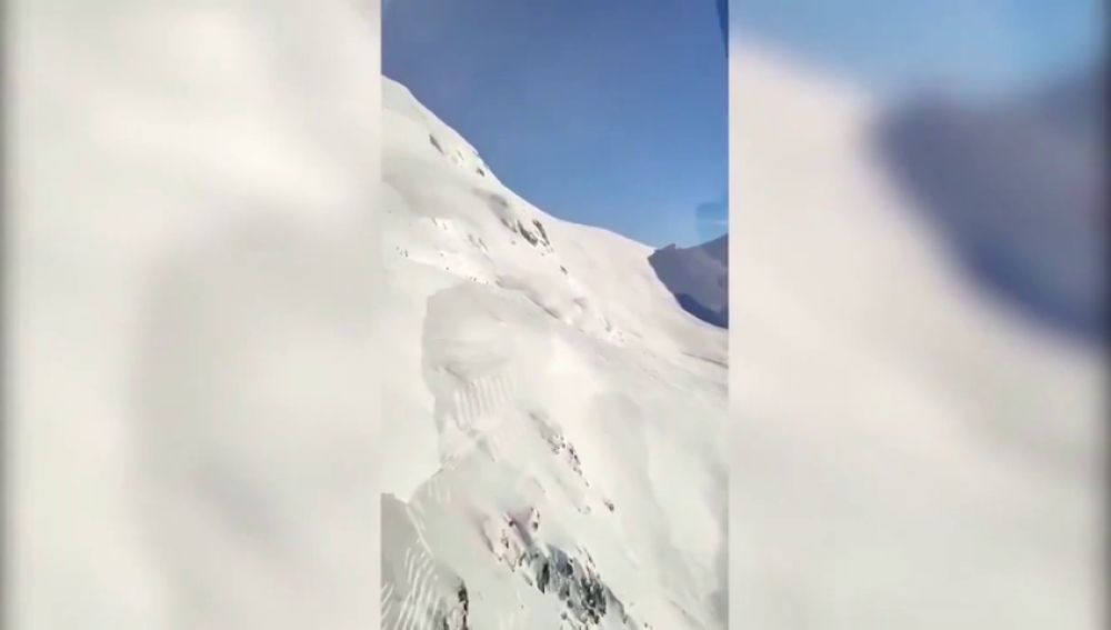 Las escalofriantes imágenes de la avalancha que ha sepultado a varios esquiadores en Suiza