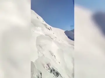 Las escalofriantes imágenes de la avalancha que ha sepultado a varios esquiadores en Suiza Las escalofriantes imágenes de la avalancha que ha sepultado a varios esquiadores en Suiza