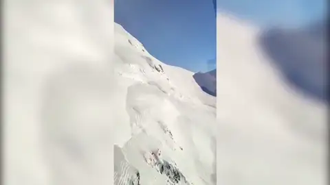 Las escalofriantes imágenes de la avalancha que ha sepultado a varios esquiadores en Suiza Las escalofriantes imágenes de la avalancha que ha sepultado a varios esquiadores en Suiza