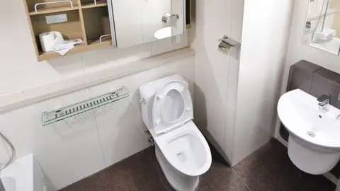 Un inodoro en un baño Un inodoro en un baño