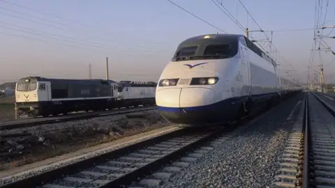 Imagen de archivo. Seis empresas compiten para poner en marcha los nuevos AVE que circularán en 2020. Foto Renfe_643x397