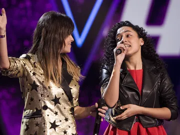 Vanesa Martín y Aysha Bengoetxea, emoción y sentimiento cantando ‘Polvo de mariposas’ en la Gran Final de ‘La Voz Kids’ Vanesa Martín y Aysha Bengoetxea, emoción y sentimiento cantando ‘Polvo de mariposas’ en la Gran Final de ‘La Voz Kids’