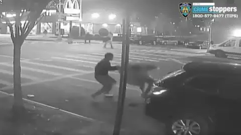 Un hombre de 60 años recibe una brutal paliza en Nueva York Un hombre de 60 años recibe una brutal paliza en Nueva York