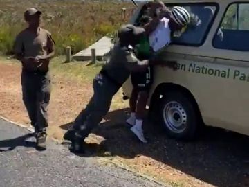 La brutalidad de unos guardias con el ciclista Nicolas Dlamini: le detienen y le rompen el brazo