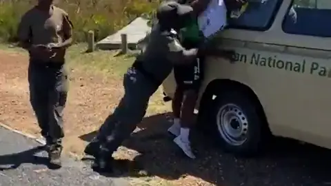 La brutalidad de unos guardias con el ciclista Nicolas Dlamini: le detienen y le rompen el brazo La brutalidad de unos guardias con el ciclista Nicolas Dlamini: le detienen y le rompen el brazo