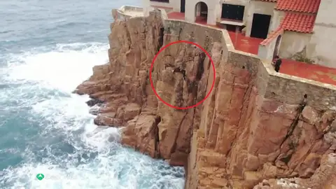 Un joven saltando en un acantilado de la Costa Brava Un joven saltando en un acantilado de la Costa Brava
